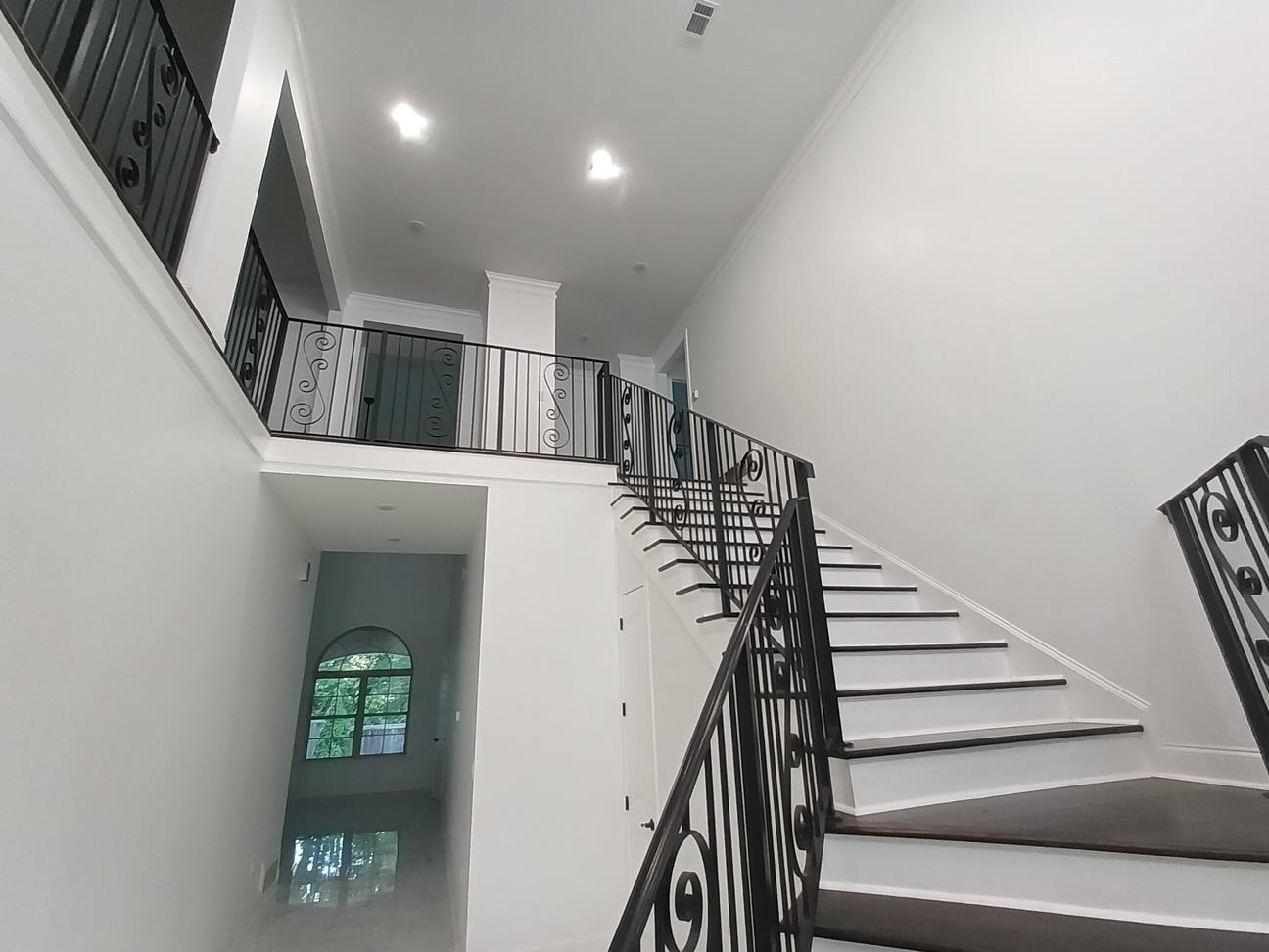 5690 Walnut Grove Road Memphis, TN 38120 - Photo 38 of 40 a view of entryway and hall