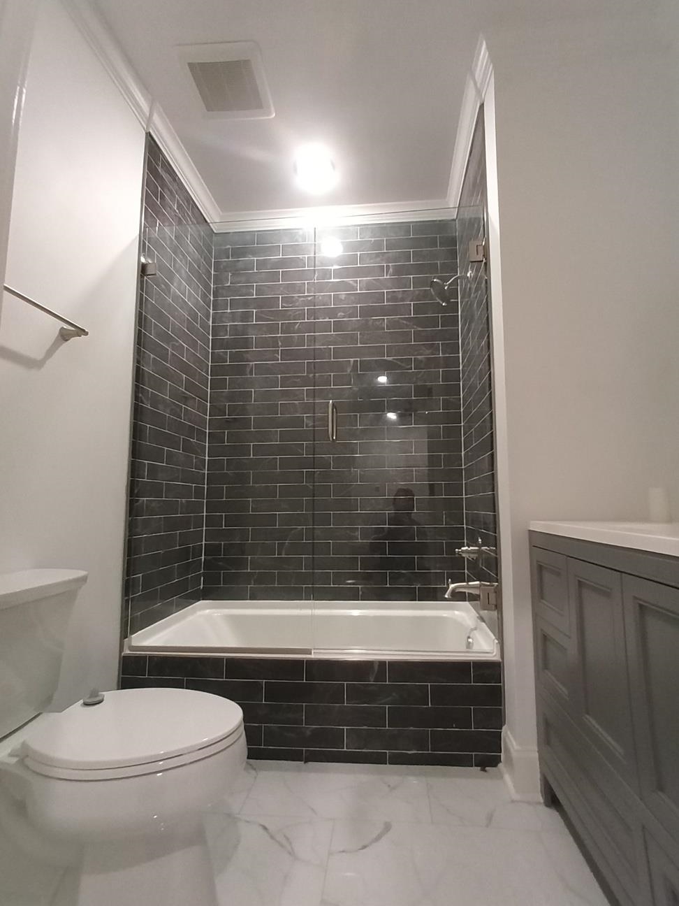 5690 Walnut Grove Road Memphis, TN 38120 - Photo 39 of 40 a bathroom with a toilet and a bathtub