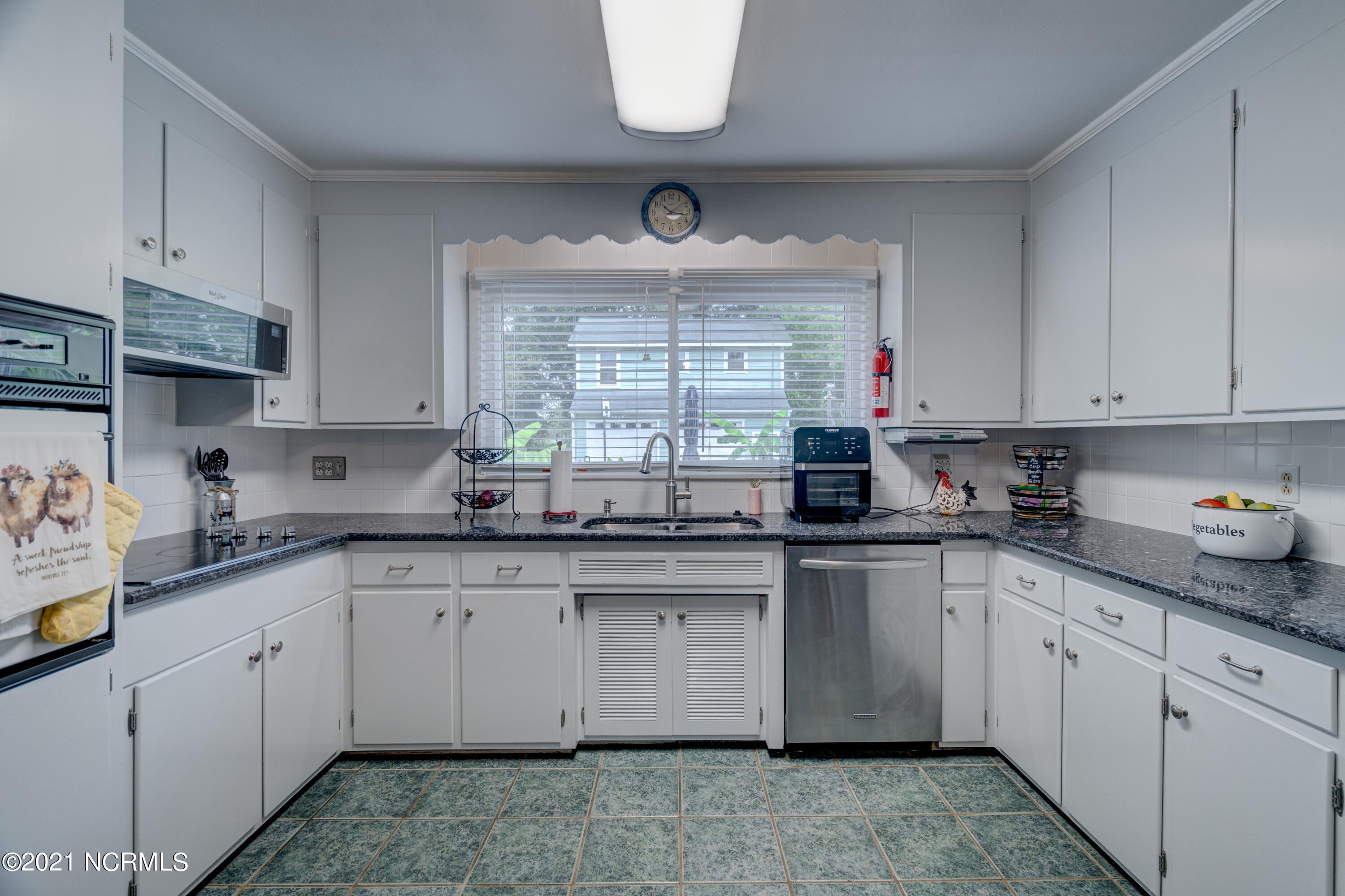 205 Oakhurst Road Wilmington, NC 28409 - Photo 10 of 56 205OakhurstEdit-23
