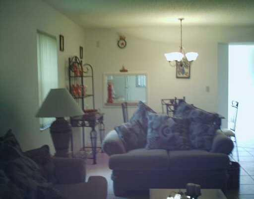 200 Gate Road, Unit 113 Hollywood, FL 33024 - Photo 2 of 4 Living Room