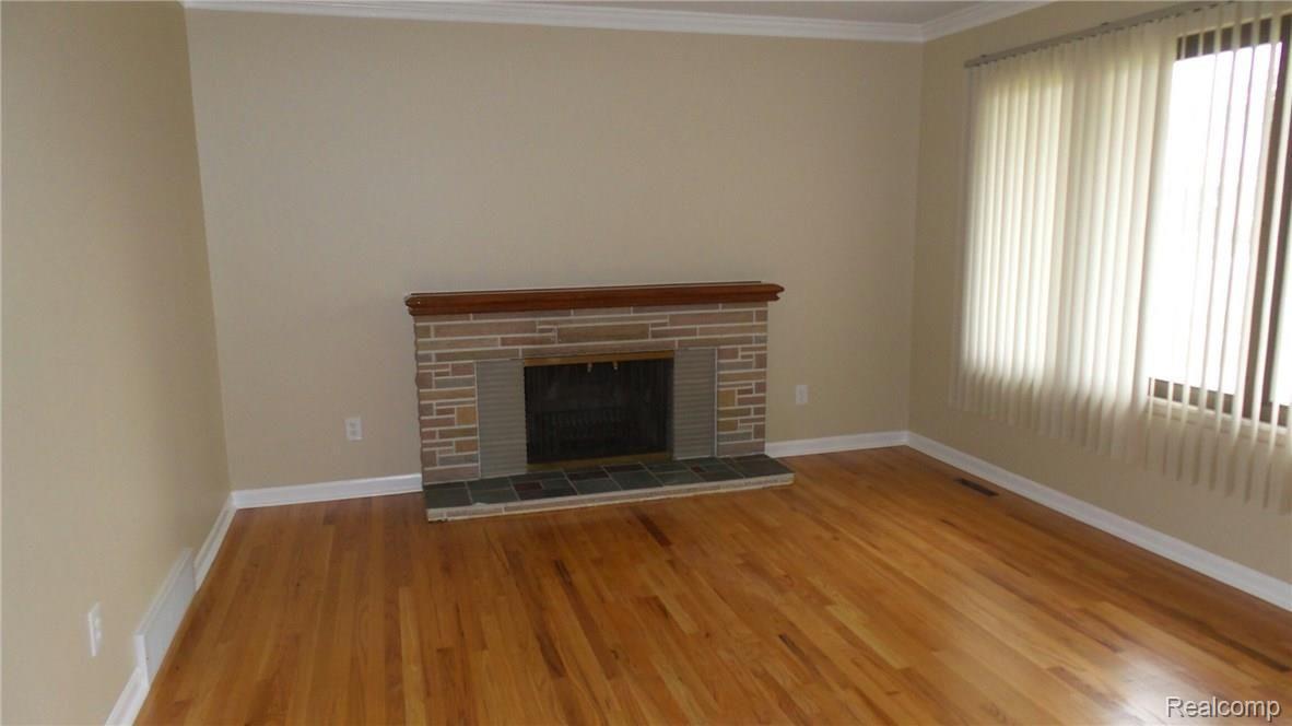 32560 Ridgefield Avenue Warren, MI 48088 - Photo 2 of 21 20151210_103705_resized.jpg
