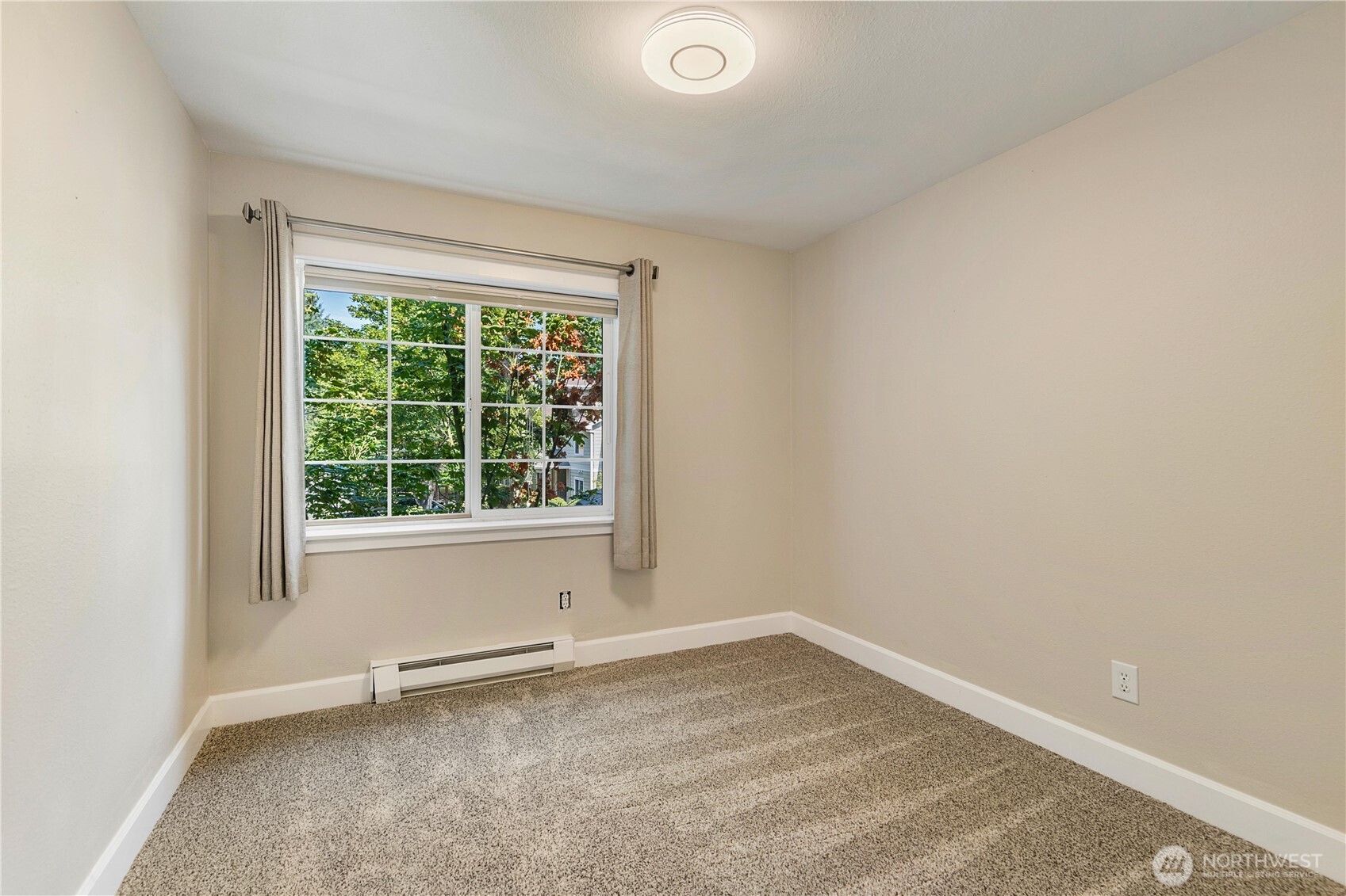 755 5th Avenue Northwest, Unit D202 Issaquah, WA 98027 - Photo 21 of 25 an empty room with a window