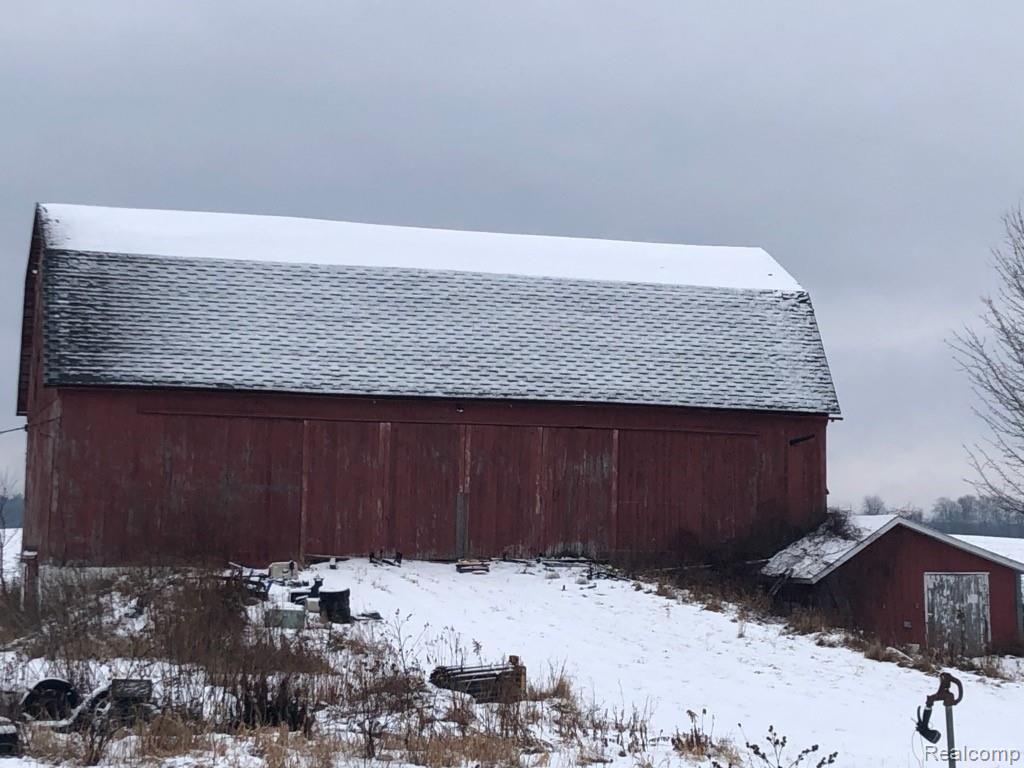 6626 South Ubly Road Ubly, MI 48475 - Photo 3 of 12 barn.jpg