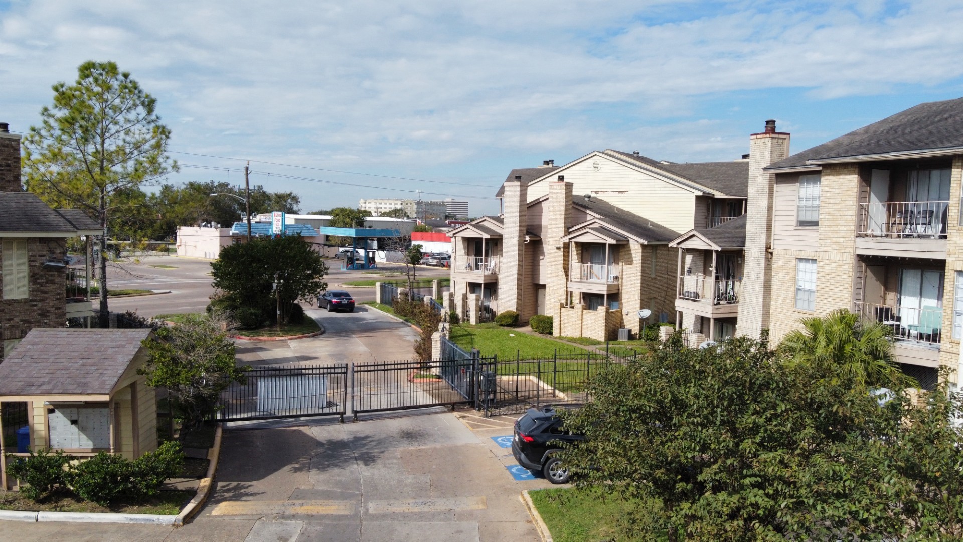 10101 South Gessner Road, Unit 912 Houston, TX 77071 - Photo 45 of 47 a front view of a house with a garden