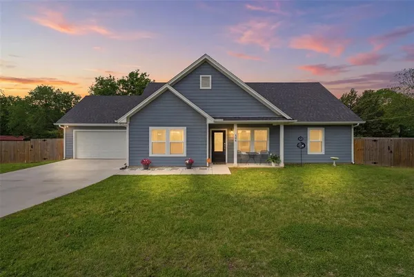 $268,000 | 304 West Greenwood Avenue, Bowie, TX 76230