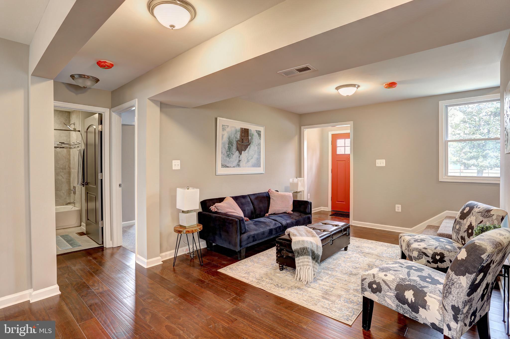 711 Cresswell Road Baltimore, MD 21225 - Photo 9 of 20 Living room