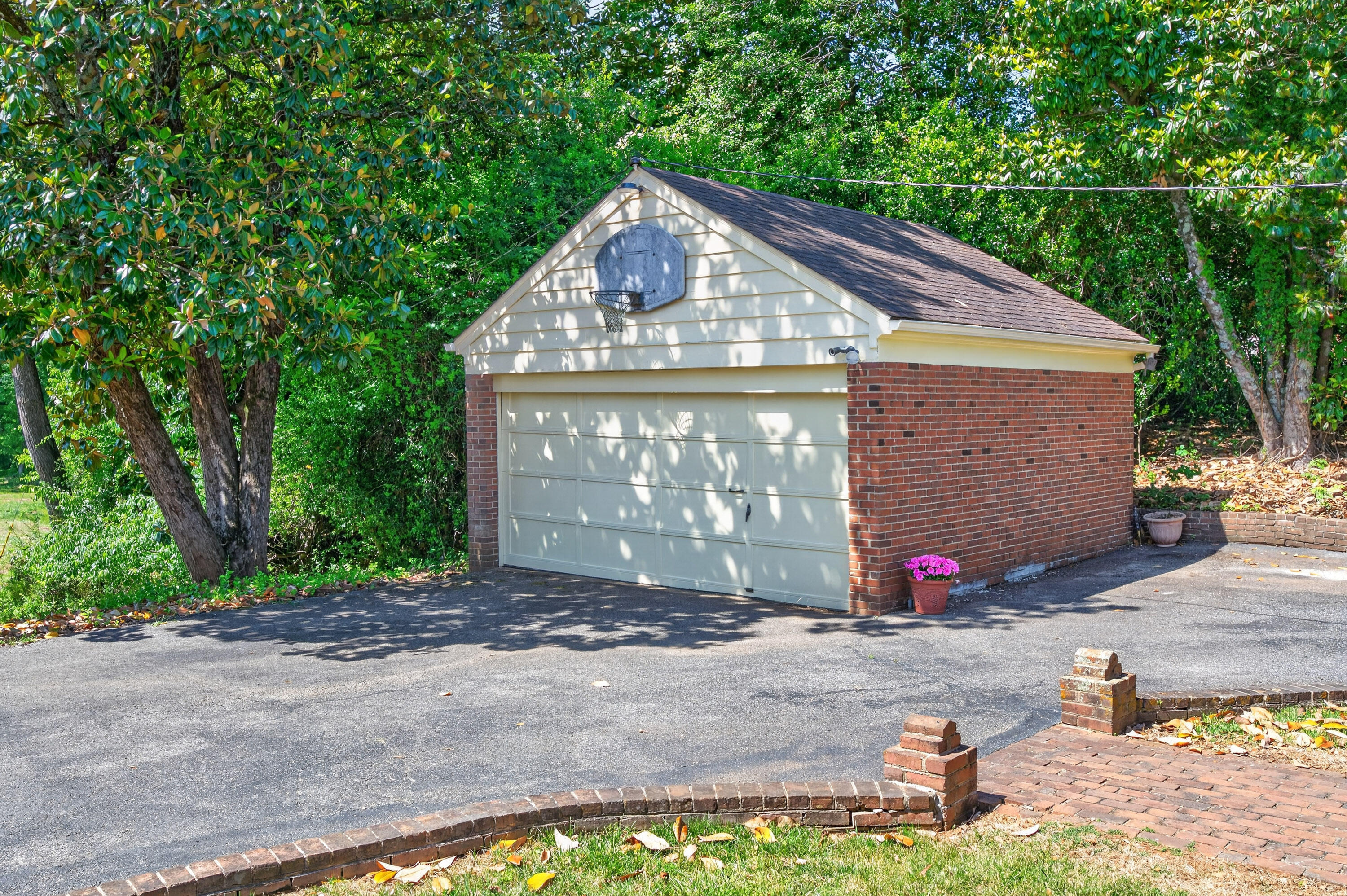 4322 Rosecrest Road Roanoke, VA 24018 - Photo 6 of 36 a front view of house with yard