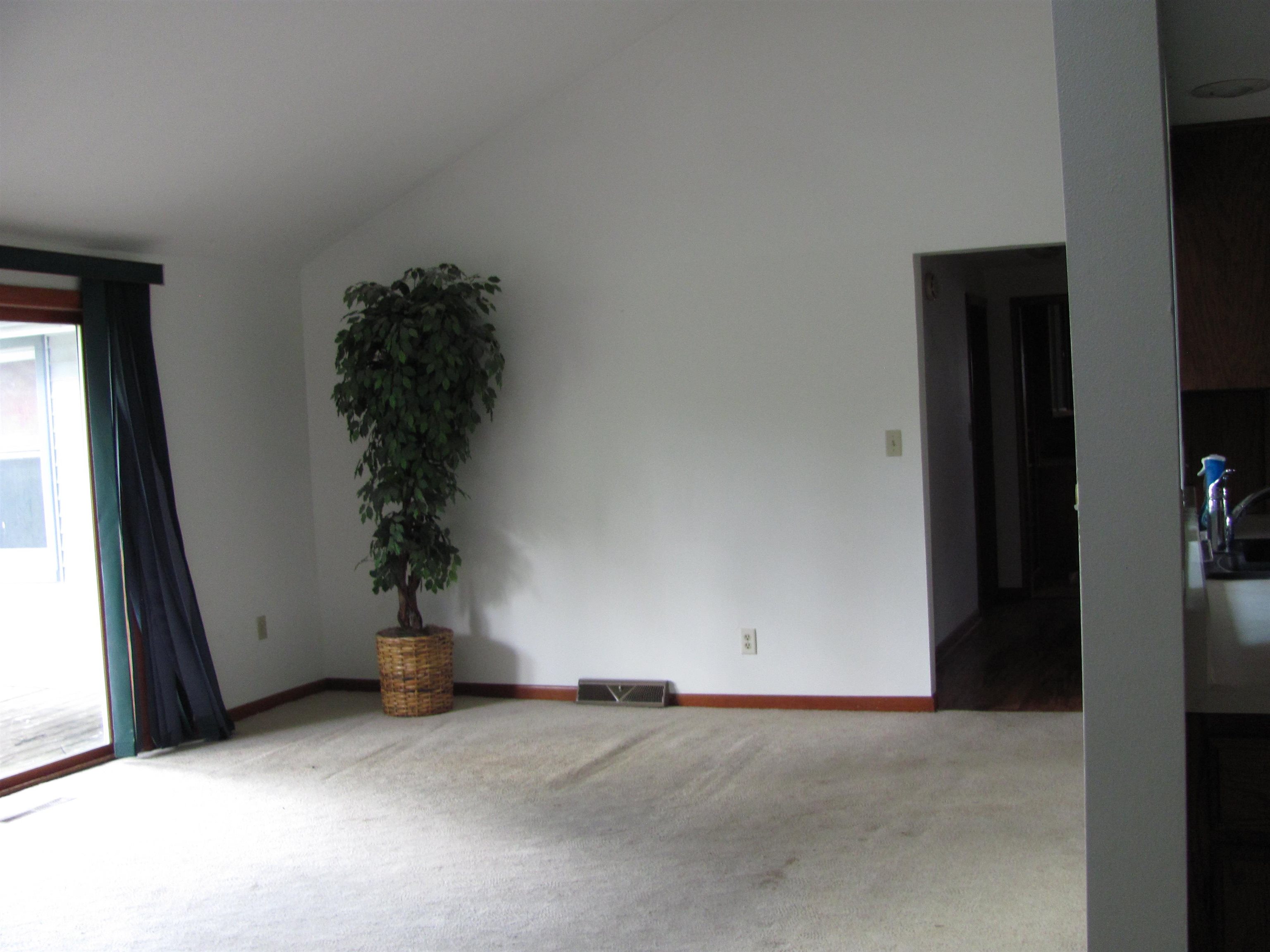 6159 Prairie Road Rockford, IL 61102 - Photo 22 of 47 an empty room with windows