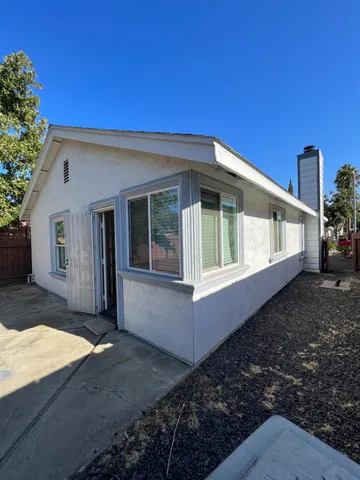 a view of a house with backyard