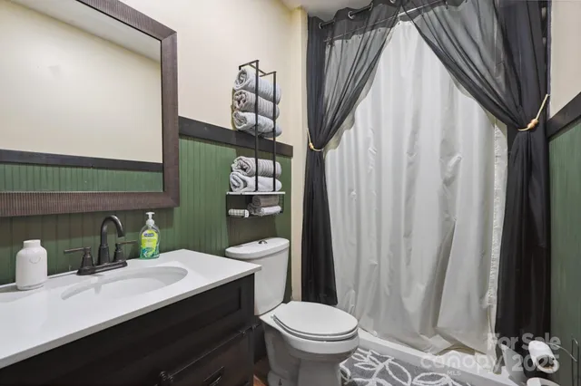 a view of empty room with ceiling fan