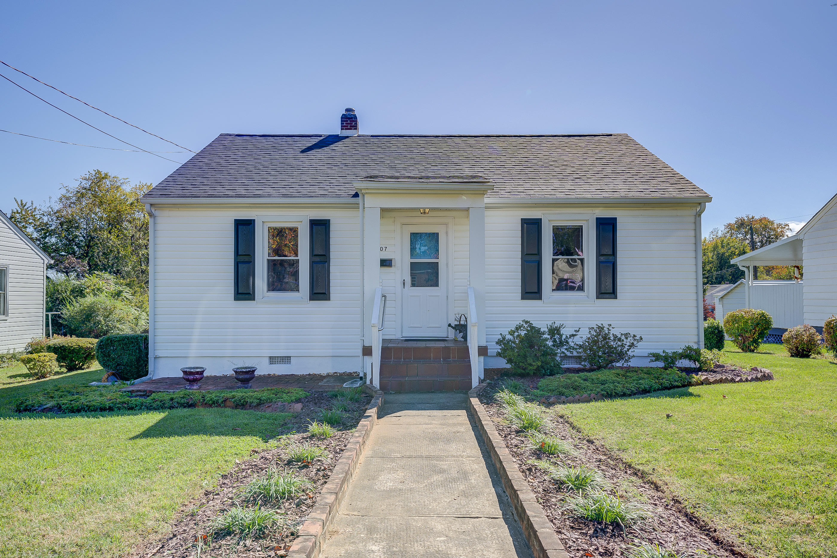 507 Fieldale Road Northeast Roanoke, VA 24012 - Photo 1 of 25 Front