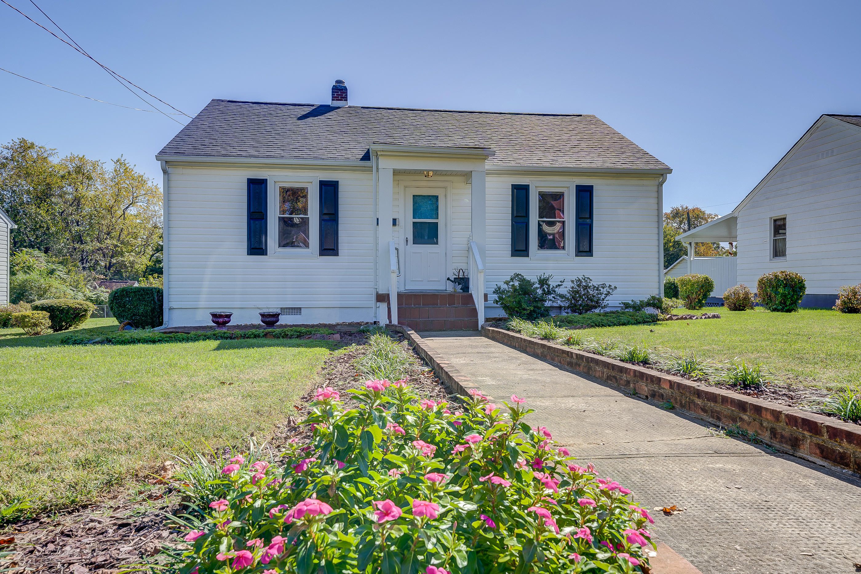 507 Fieldale Road Northeast Roanoke, VA 24012 - Photo 3 of 25 244