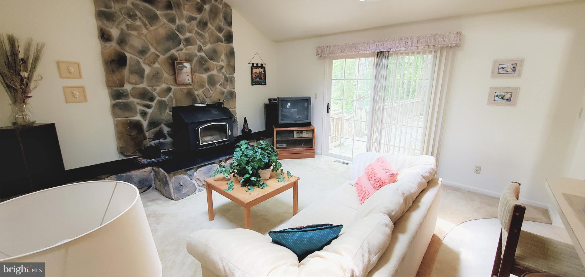 12 Gloucester Road Berlin, MD 21811 - Photo 11 of 29 Family rm Sliders to deck