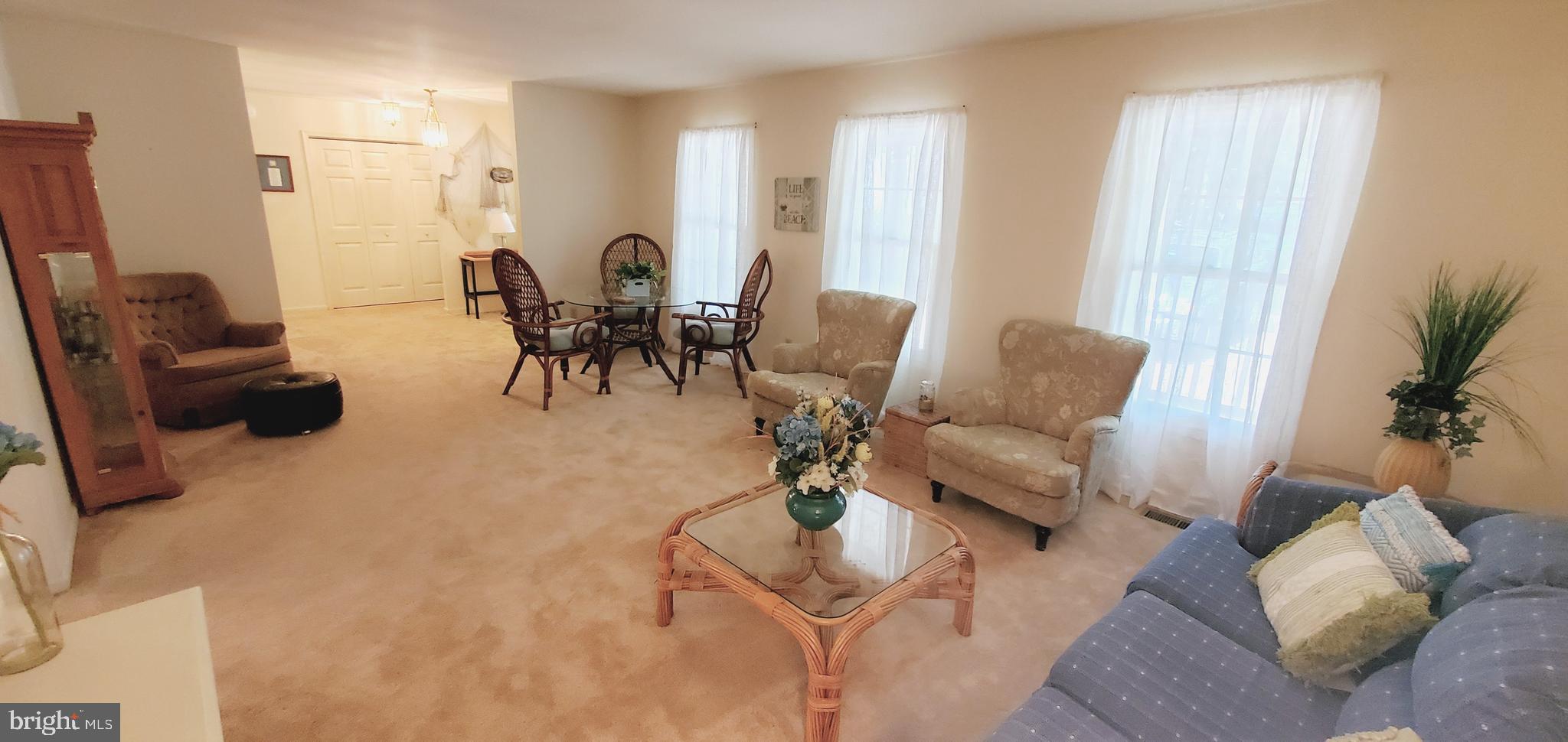 12 Gloucester Road Berlin, MD 21811 - Photo 4 of 29 Living rm and Foyer