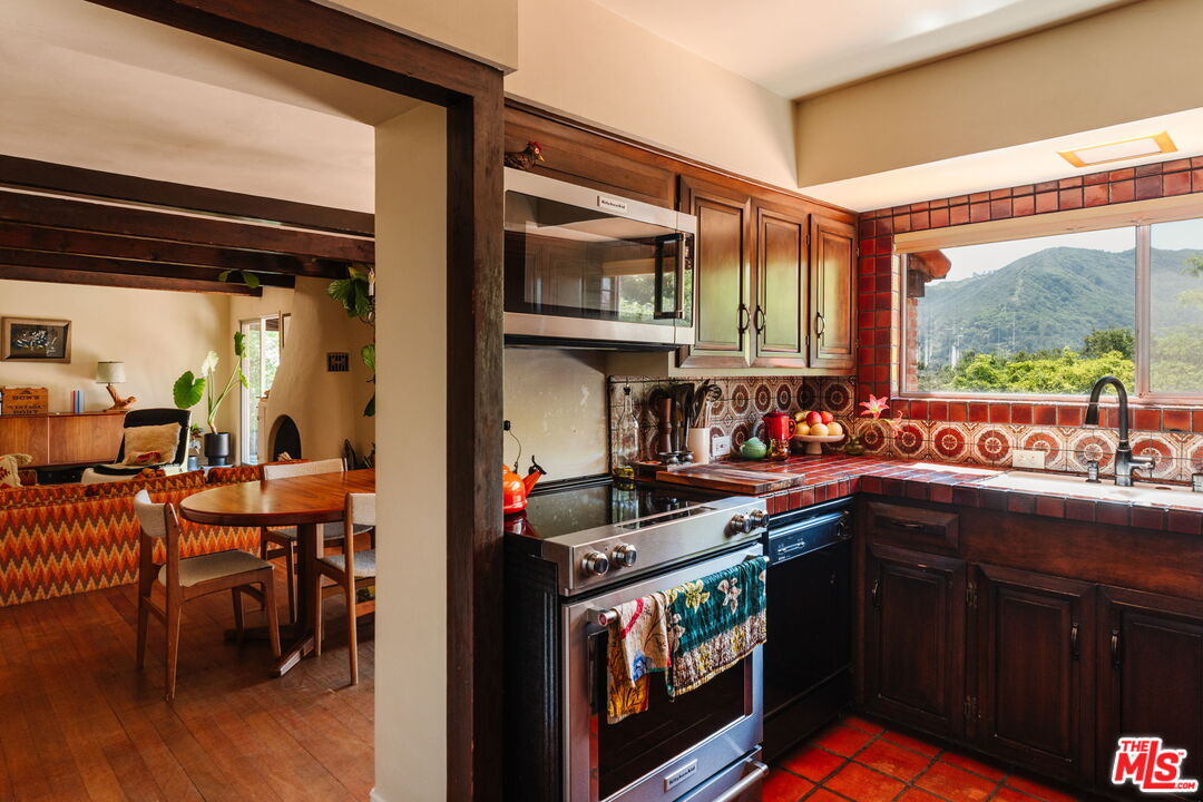 21302 Entrada Road Topanga, CA 90290 - Photo 16 of 74