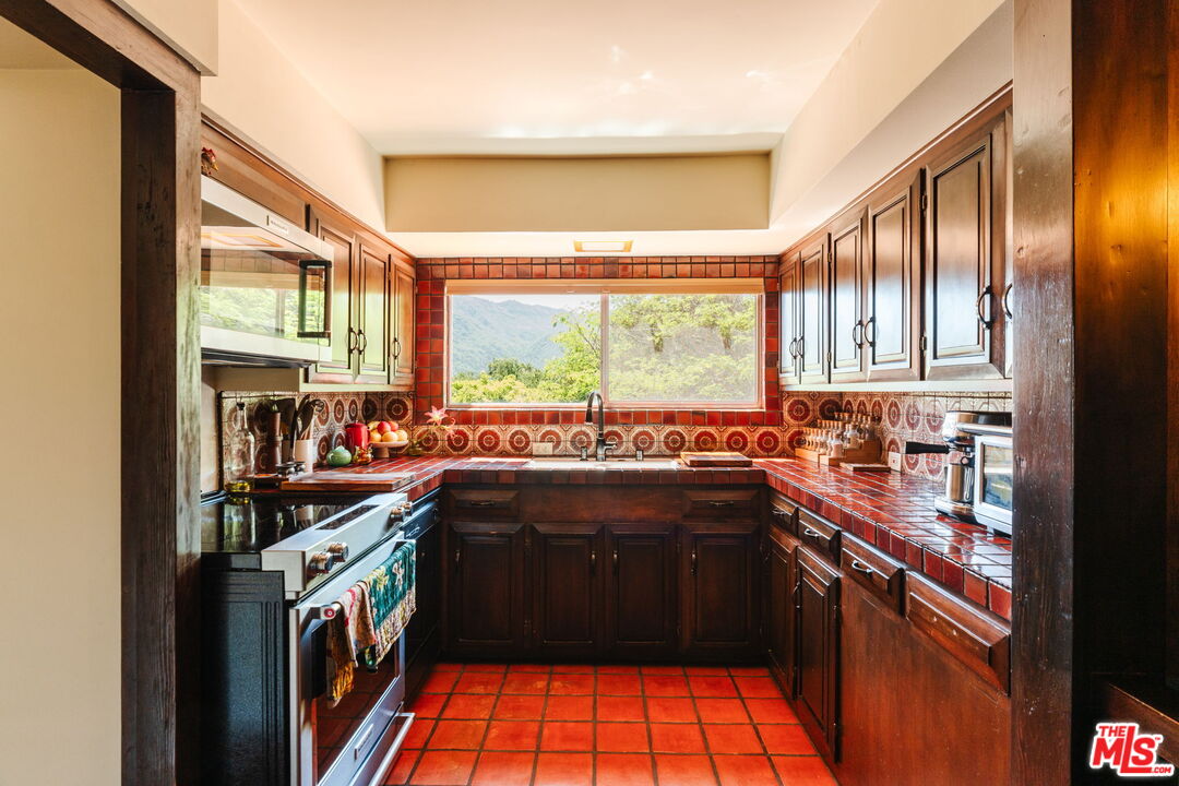 21302 Entrada Road Topanga, CA 90290 - Photo 17 of 74