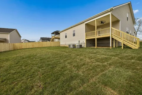 a view of a house with backyard