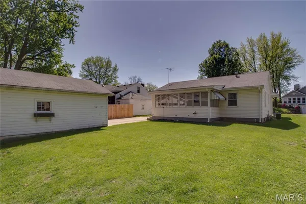 $1,600 | 420 Keller Street, Godfrey, IL 62035