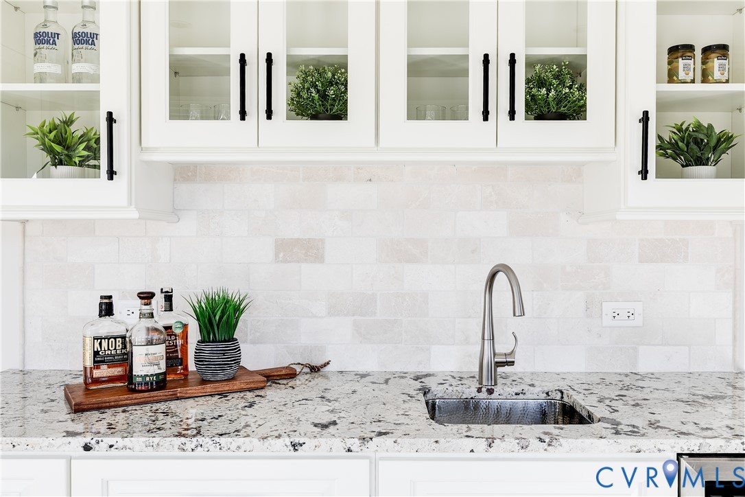 2540 Kentford Road Midlothian, VA 23113 - Photo 11 of 44 Italian stone backsplash on the wet bar