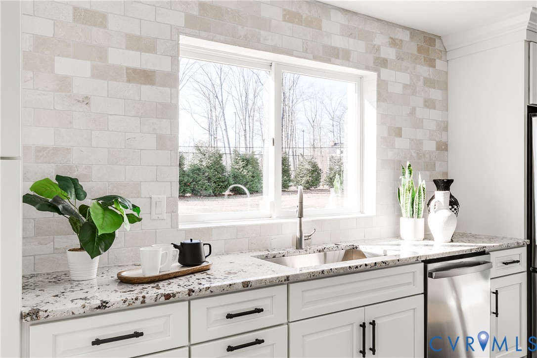 2540 Kentford Road Midlothian, VA 23113 - Photo 15 of 44 Stone counters and Italian stone backsplash overlo