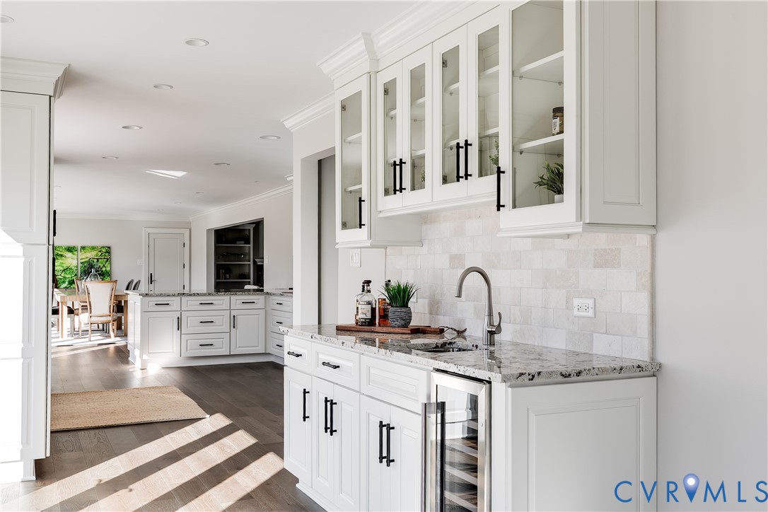 2540 Kentford Road Midlothian, VA 23113 - Photo 10 of 44 Wet bar bridging the dining room and kitchen