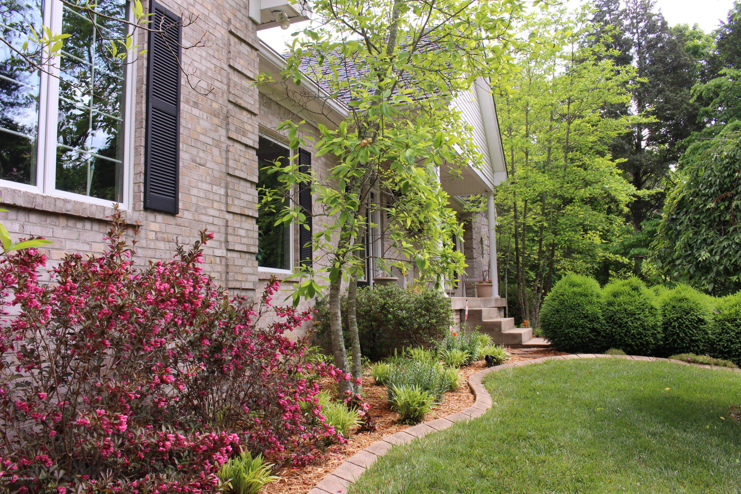 9715 Broad Run Road Louisville, KY 40299 - Photo 4 of 78 Landscaping