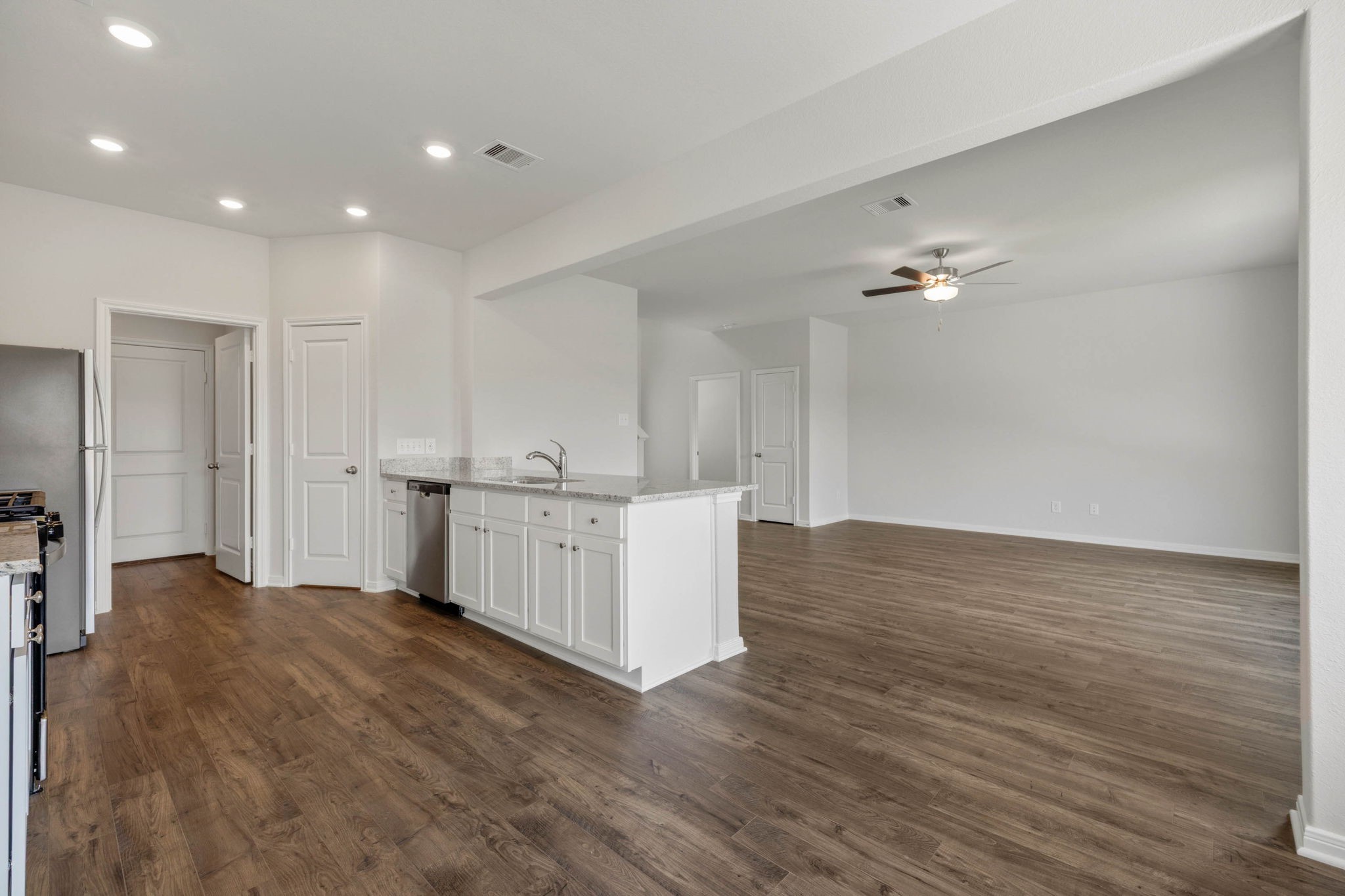 10339 Red Cardinal Drive Cleveland, TX 77328 - Photo 11 of 27 a view of a kitchen with electric appliances