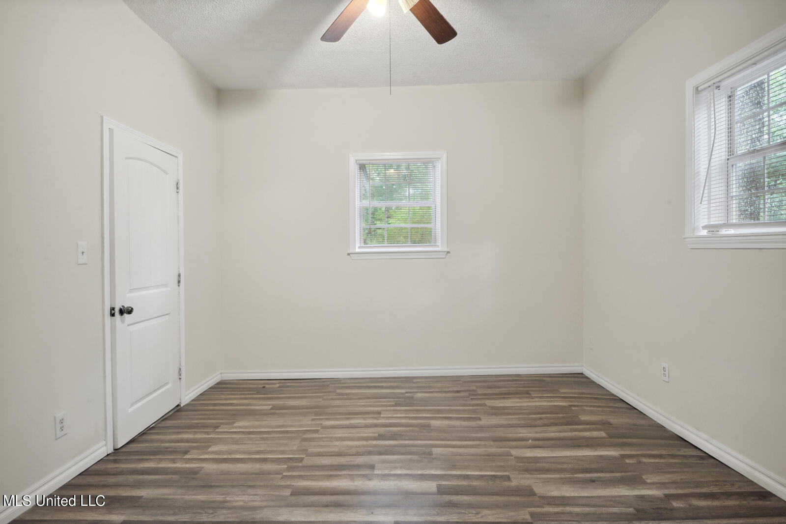 4504 Jamestown Road Moss Point, MS 39563 - Photo 4 of 16 012_1600x1067_mls_1600x1067