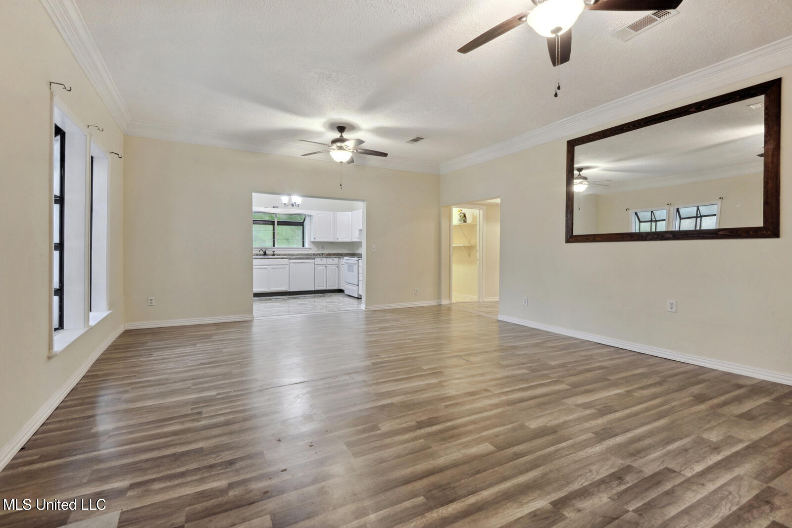 4504 Jamestown Road Moss Point, MS 39563 - Photo 8 of 16 004_1600x1067_mls_1600x1067