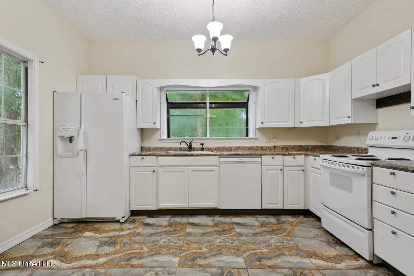 4504 Jamestown Road Moss Point, MS 39563 - Photo 9 of 16 005_1600x1067_mls_1600x1067