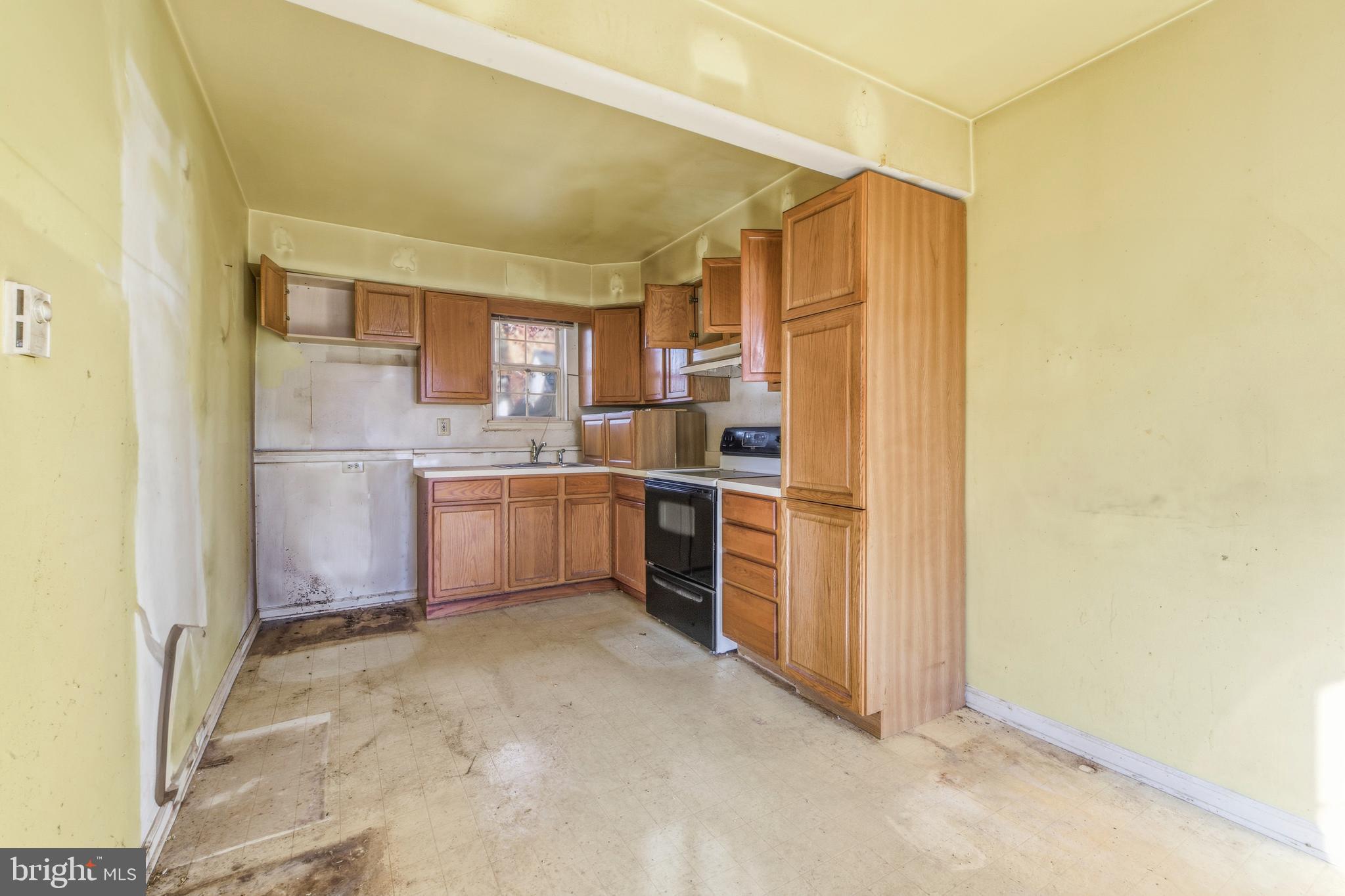 79 Edinshire Road Sicklerville, NJ 08081 - Photo 6 of 11 a kitchen with stainless steel appliances a refrigerator and a stove