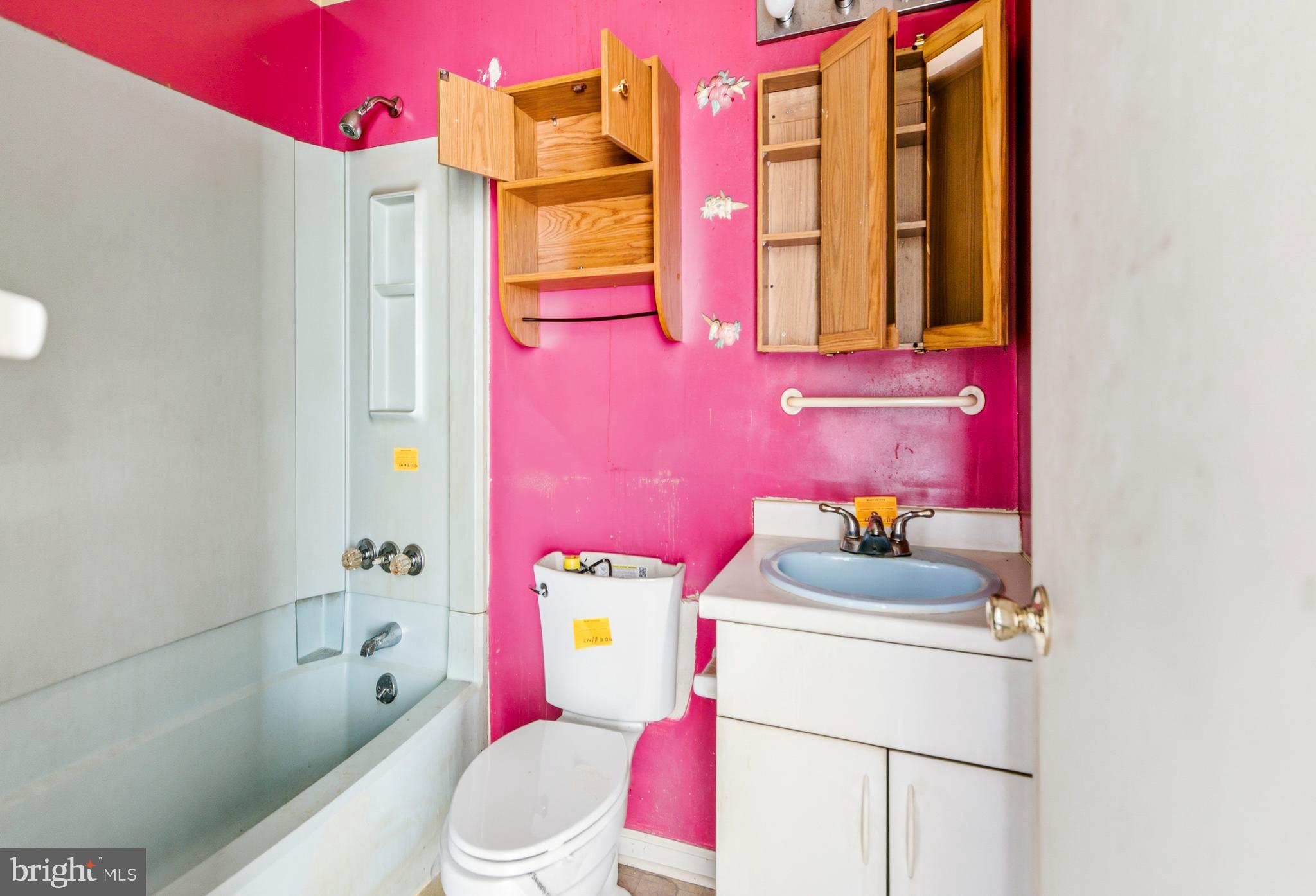 79 Edinshire Road Sicklerville, NJ 08081 - Photo 7 of 11 a bathroom with a sink toilet vanity and tub