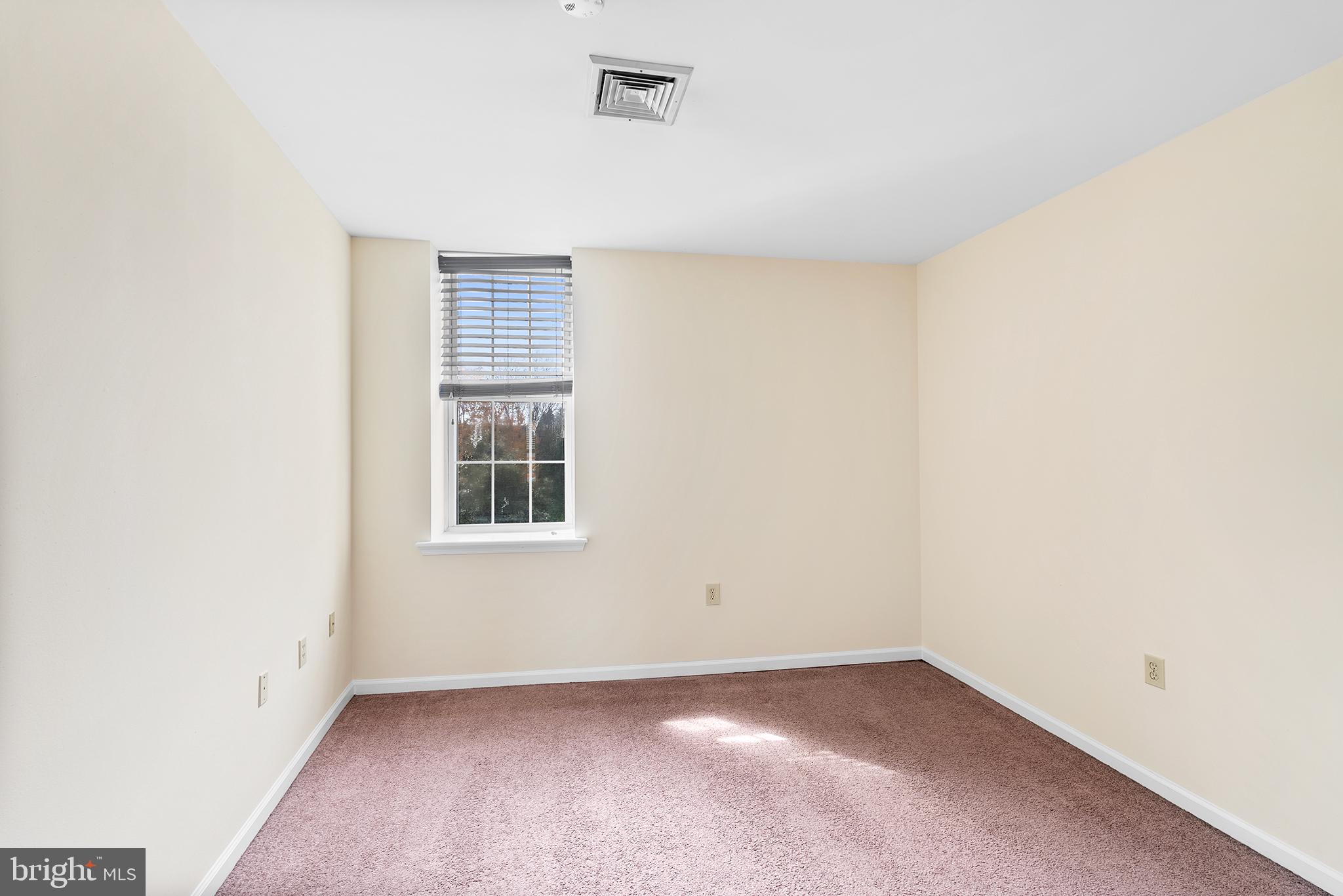 321-23 North Front Street, Unit 6 Philadelphia, PA 19106 - Photo 9 of 16 an empty room with a window