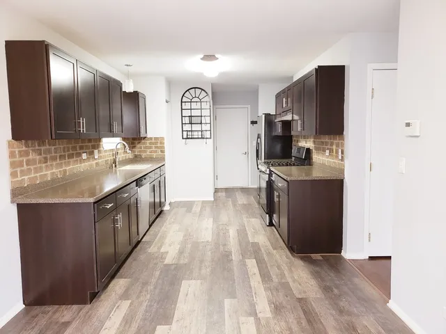 $2,300 | 292 Waterbury Circle, Oswego, IL 60543