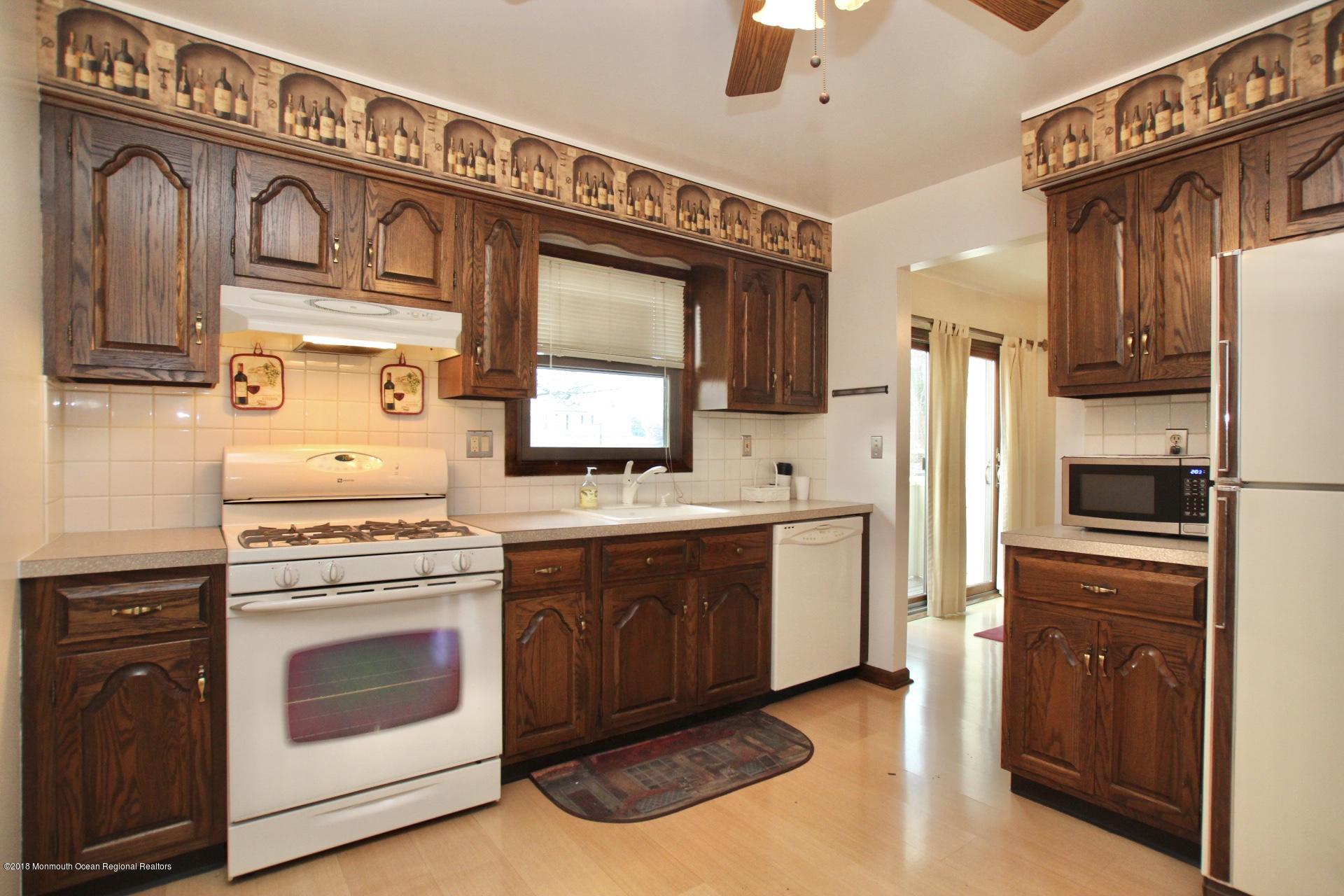 20 Pinckney Road, Unit B2 Red Bank, NJ 07701 - Photo 12 of 34 IMG_2739