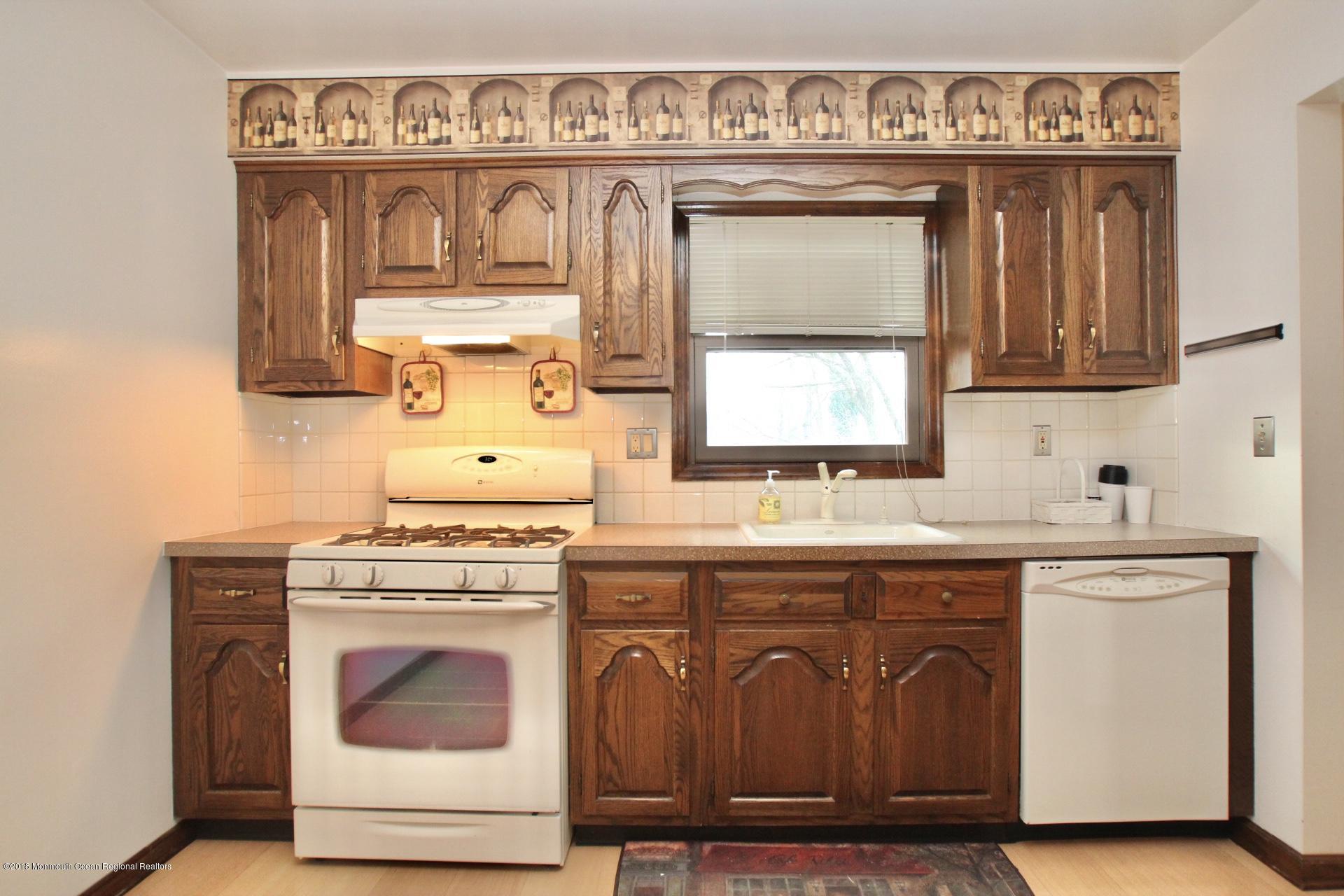 20 Pinckney Road, Unit B2 Red Bank, NJ 07701 - Photo 13 of 34 IMG_2742