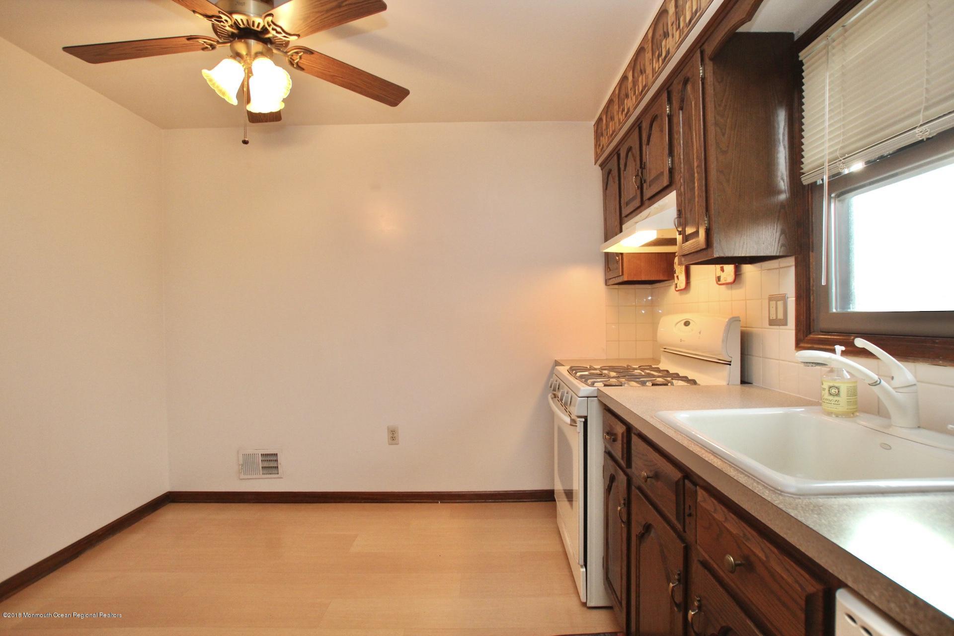 20 Pinckney Road, Unit B2 Red Bank, NJ 07701 - Photo 15 of 34 IMG_2738