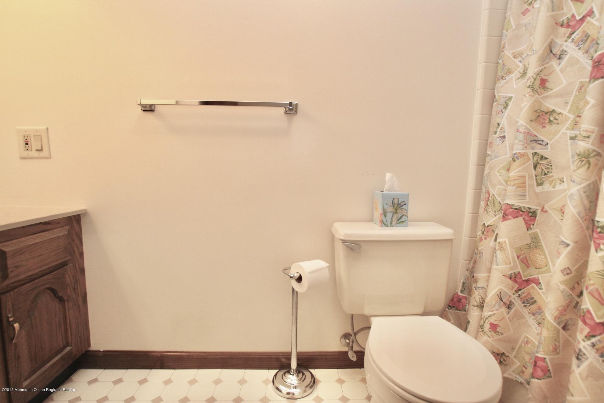 20 Pinckney Road, Unit B2 Red Bank, NJ 07701 - Photo 24 of 34 IMG_2749