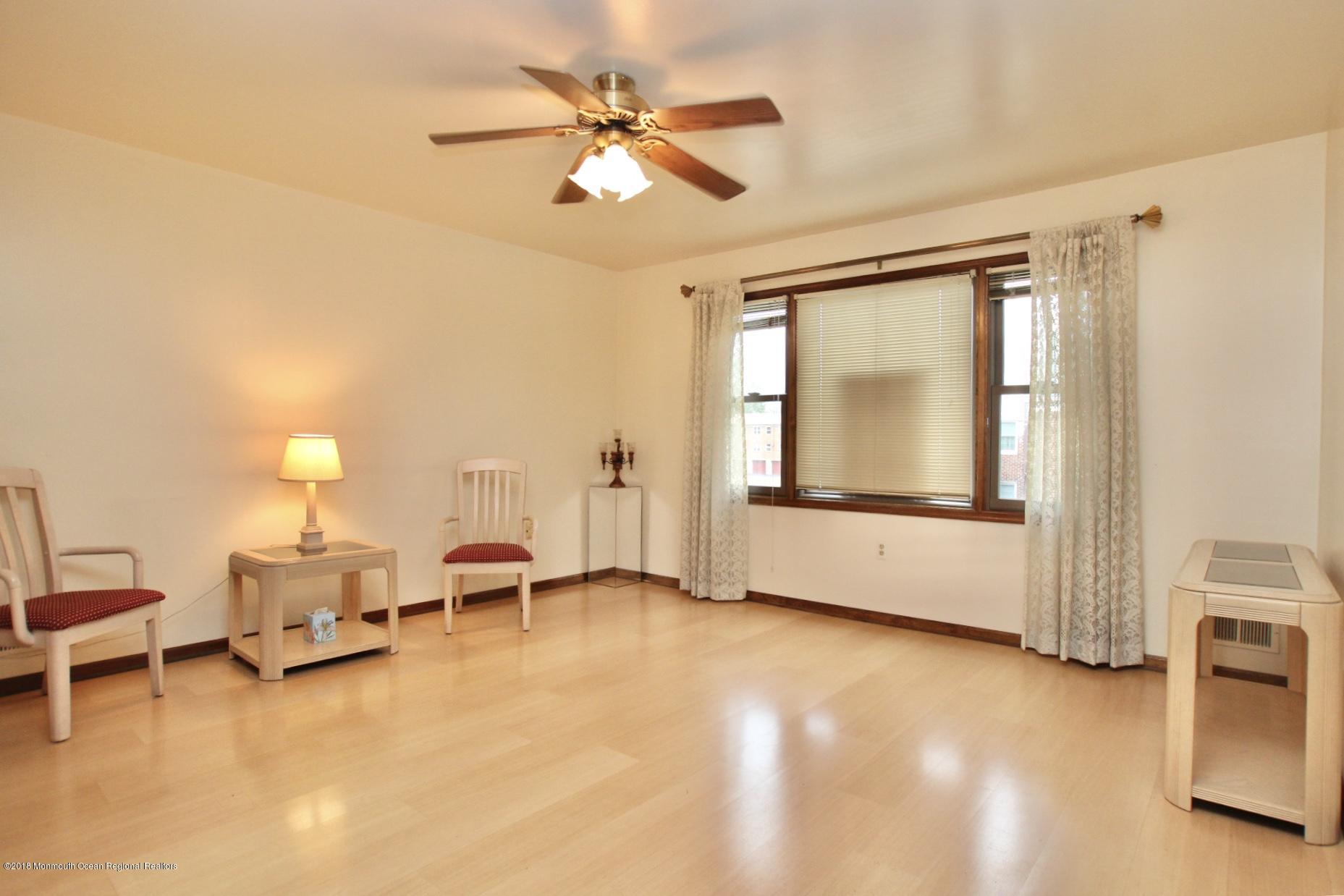 20 Pinckney Road, Unit B2 Red Bank, NJ 07701 - Photo 3 of 34 IMG_2728