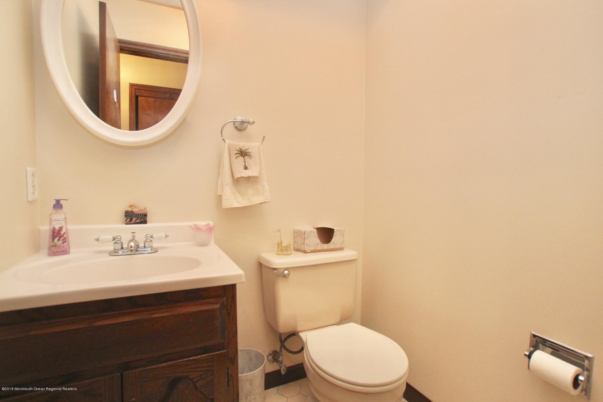 20 Pinckney Road, Unit B2 Red Bank, NJ 07701 - Photo 7 of 34 IMG_2731