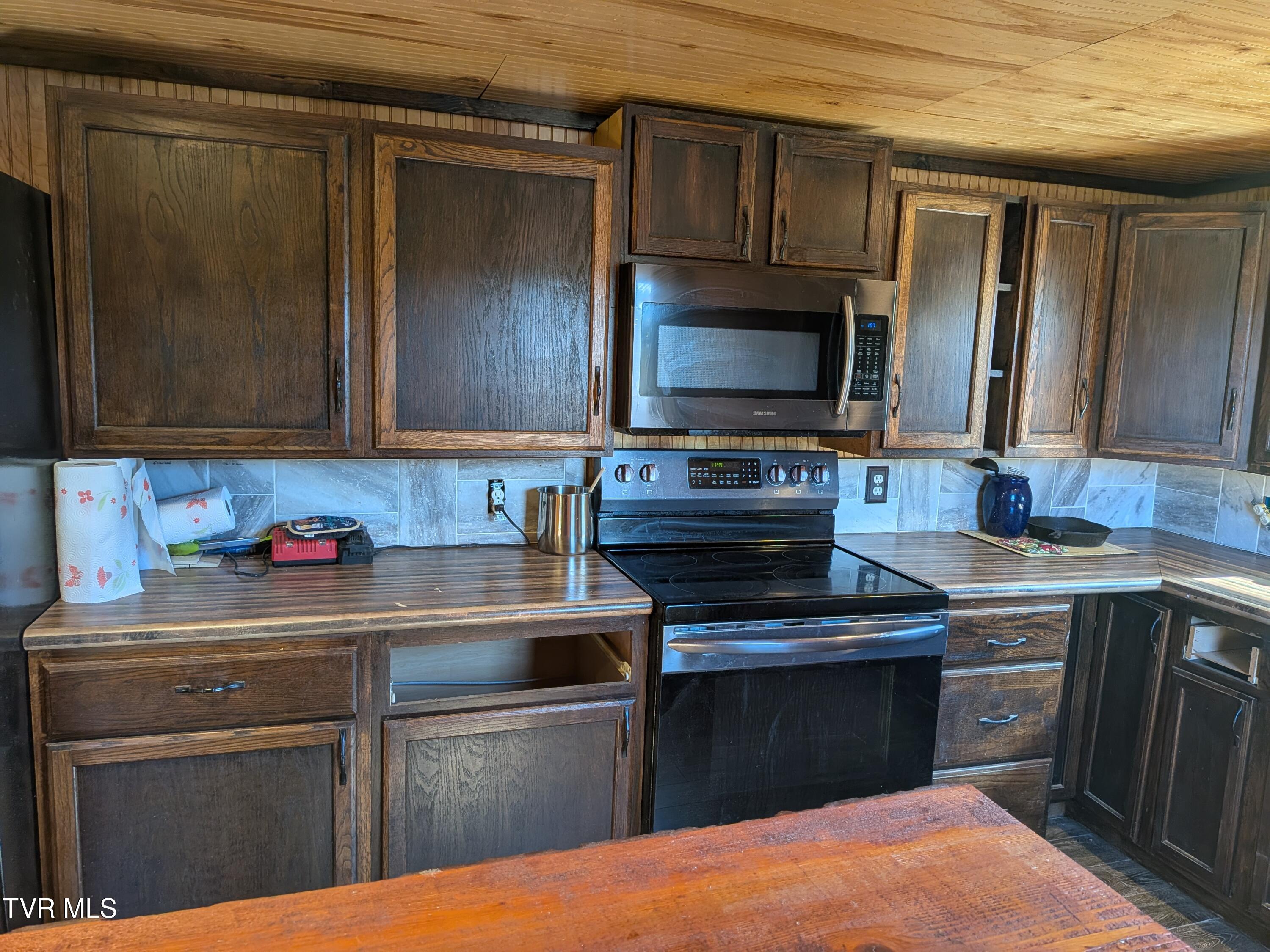 580 Cartwheel Road Greeneville, TN 37743 - Photo 9 of 30 PXL_20261005_191128569