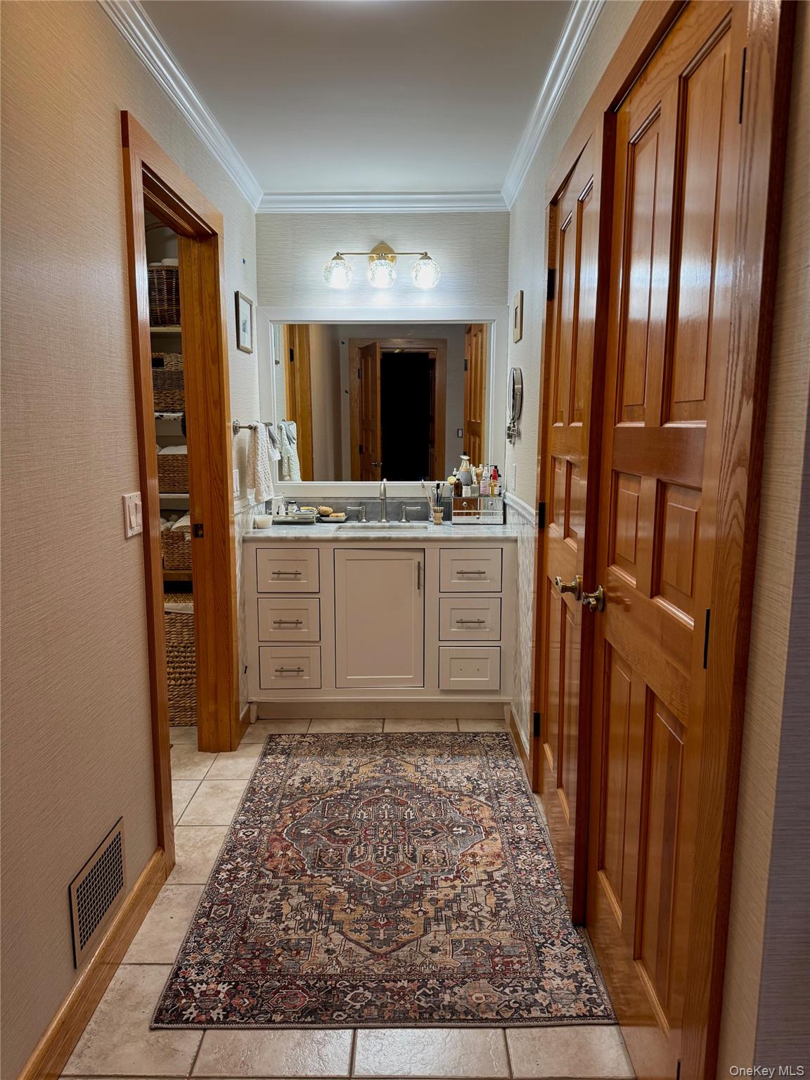 172 Swan Lane Poughkeepsie, NY 12603 - Photo 17 of 48 a room with mirror and a rug