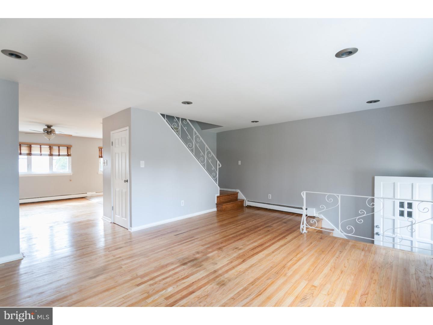 10806 Rayland Road Philadelphia, PA 19154 - Photo 3 of 24 Living Room