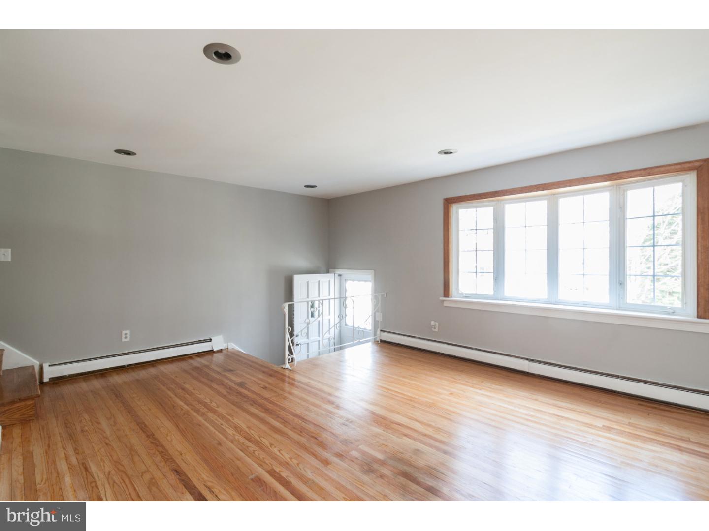 10806 Rayland Road Philadelphia, PA 19154 - Photo 4 of 24 Living Room