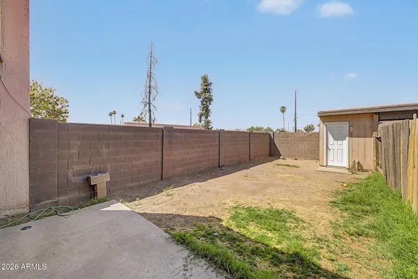 a view of a backyard