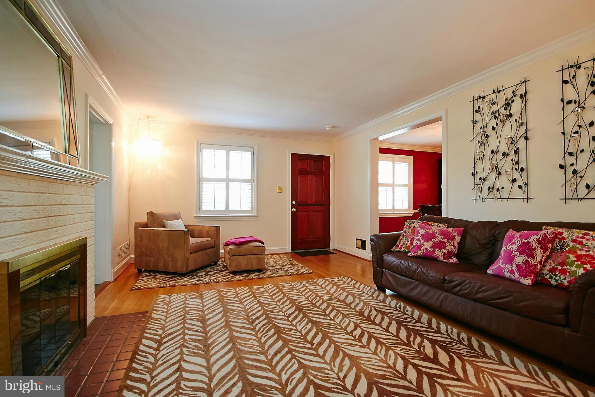 4924 33rd Road North Arlington, VA 22207 - Photo 3 of 28 LIVING ROOM