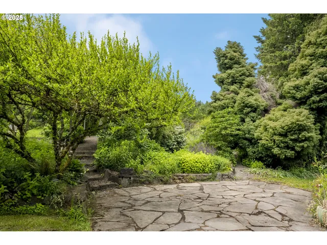 $1,320,000 | 10623 Northeast Fox Farm Road, Dundee, OR 97115