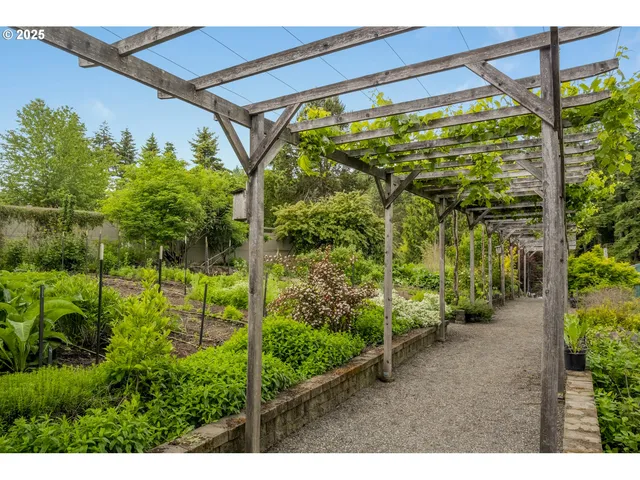 $1,320,000 | 10623 Northeast Fox Farm Road, Dundee, OR 97115