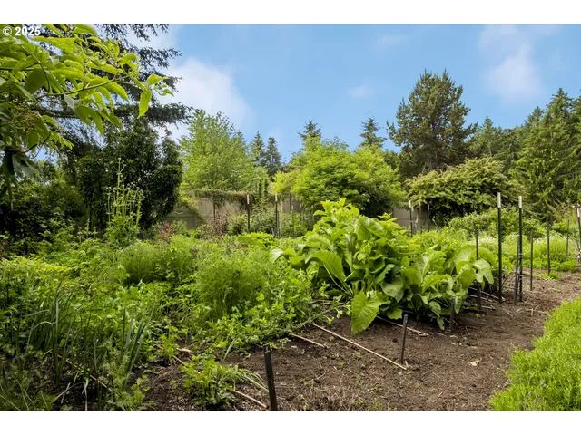 $1,320,000 | 10623 Northeast Fox Farm Road, Dundee, OR 97115