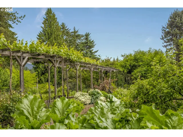 $1,320,000 | 10623 Northeast Fox Farm Road, Dundee, OR 97115